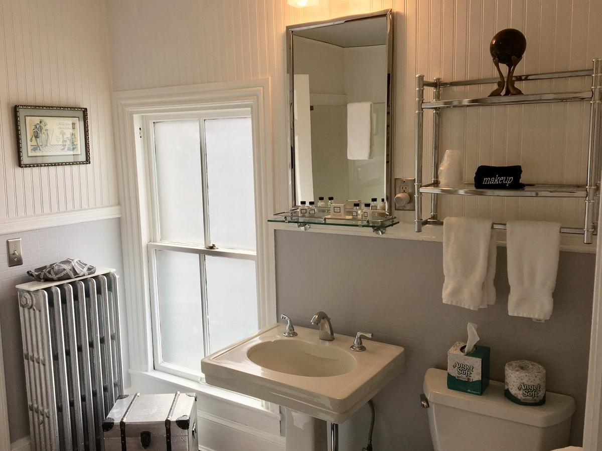 Queen Vic Guest House (Adults Only) Provincetown Bagian luar foto